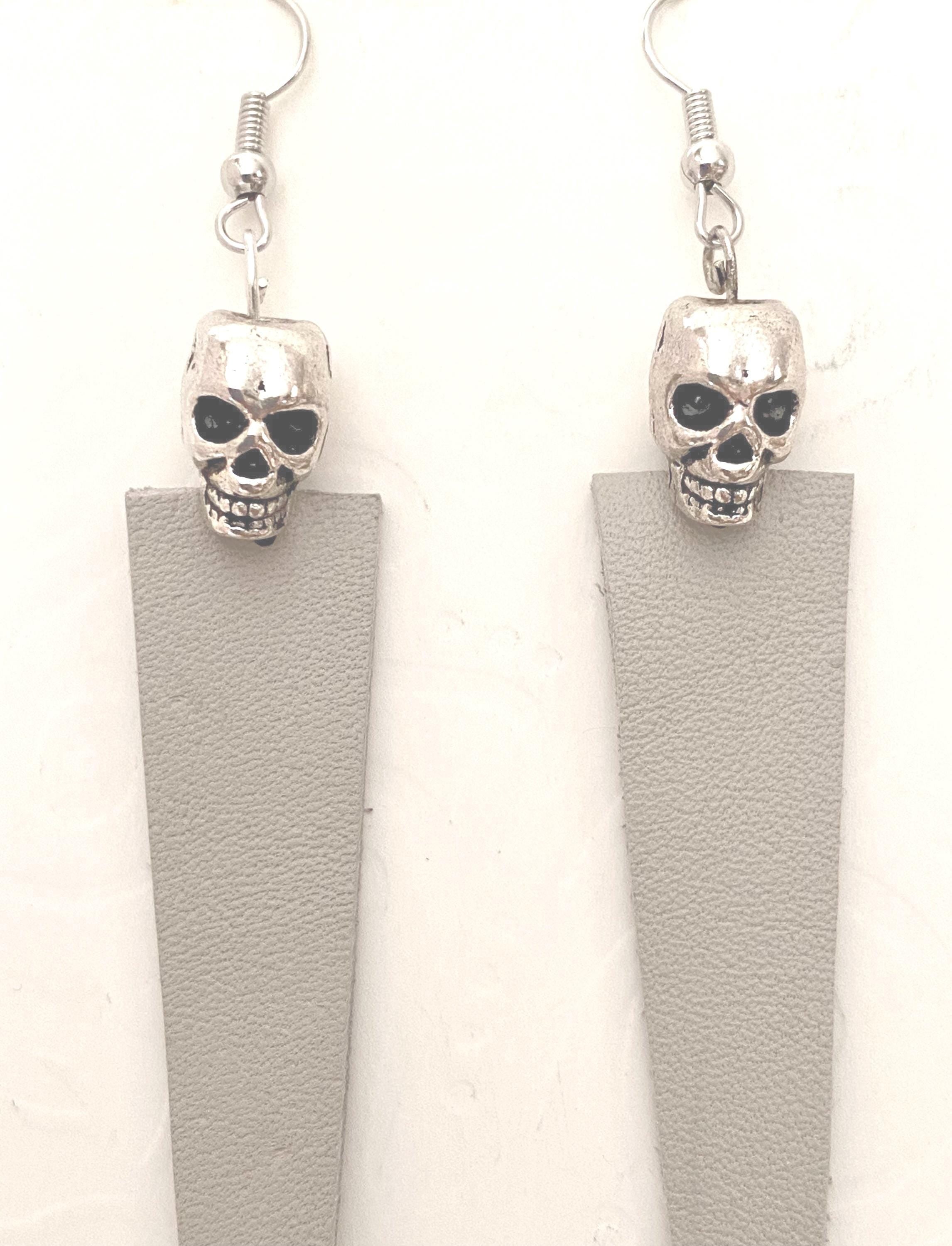 Day of the dead beige leather earrings, skull earrings, Halloween earrings, gifts for all, chic silver metal skull earrings, fall leather