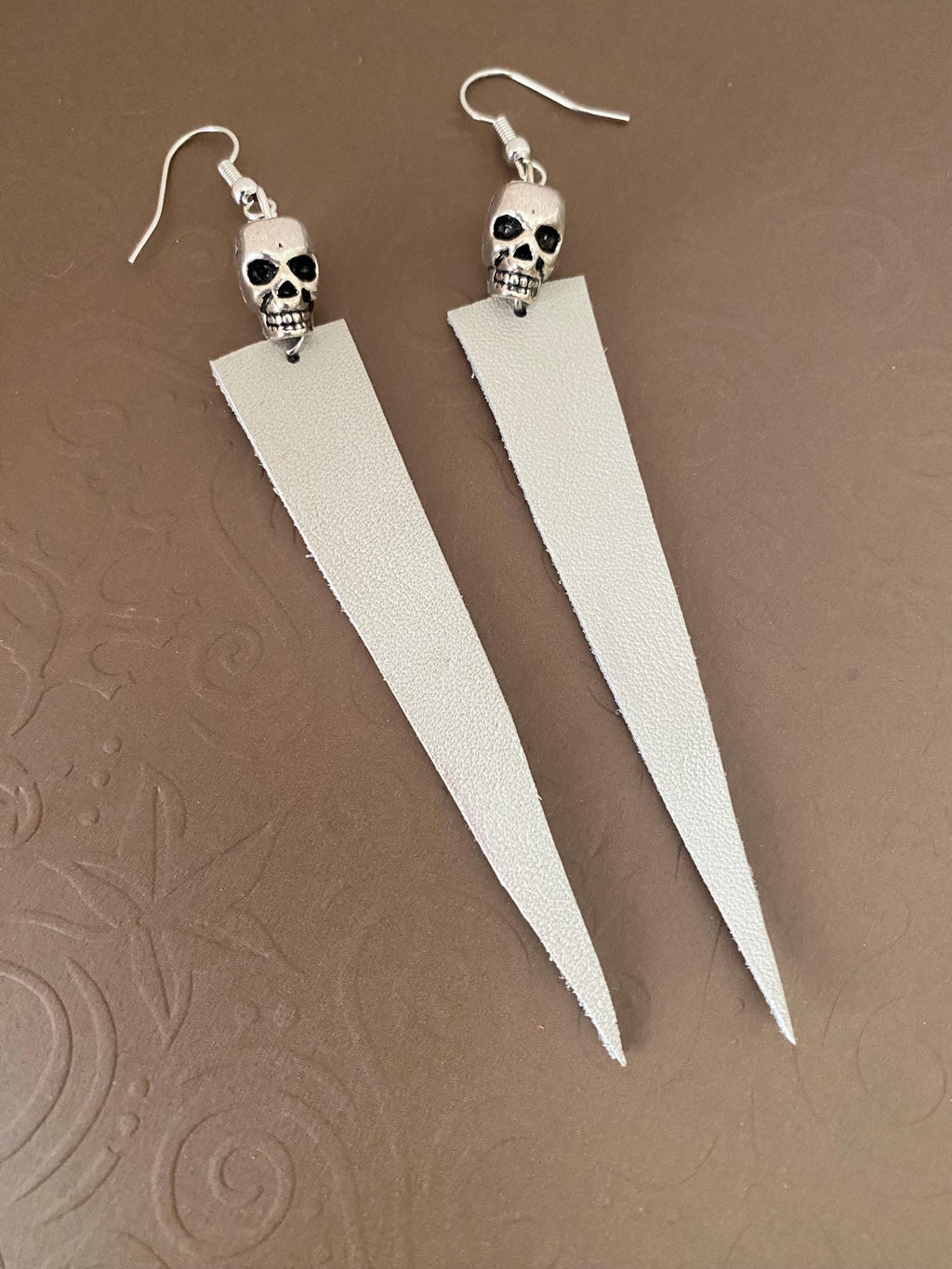 Day of the dead beige leather earrings, skull earrings, Halloween earrings, gifts for all, chic silver metal skull earrings, fall leather