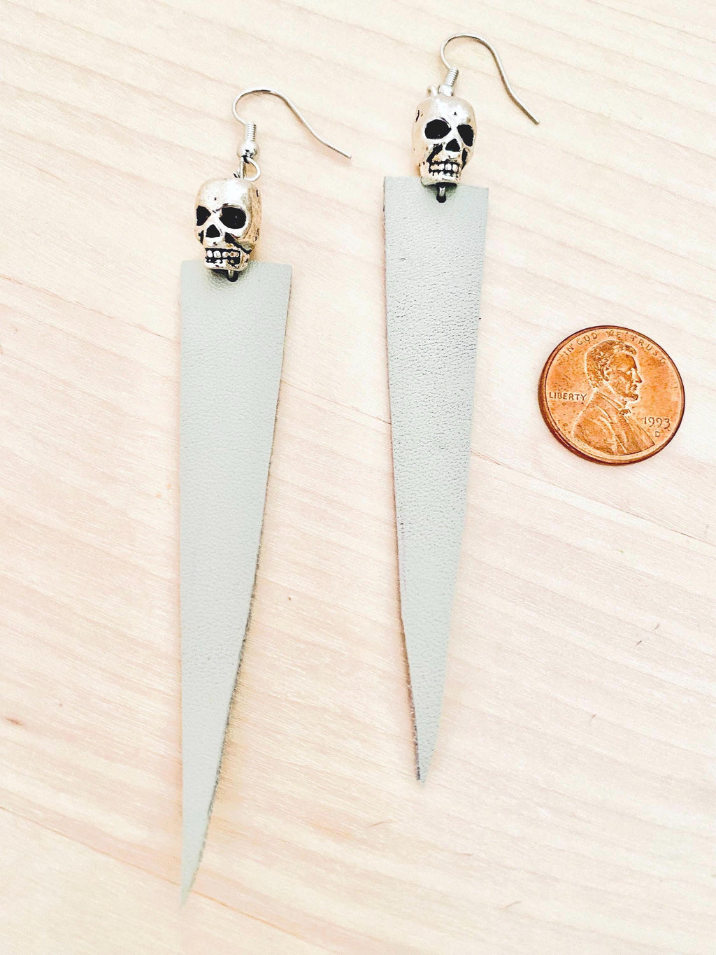 Day of the dead beige leather earrings, skull earrings, Halloween earrings, gifts for all, chic silver metal skull earrings, fall leather
