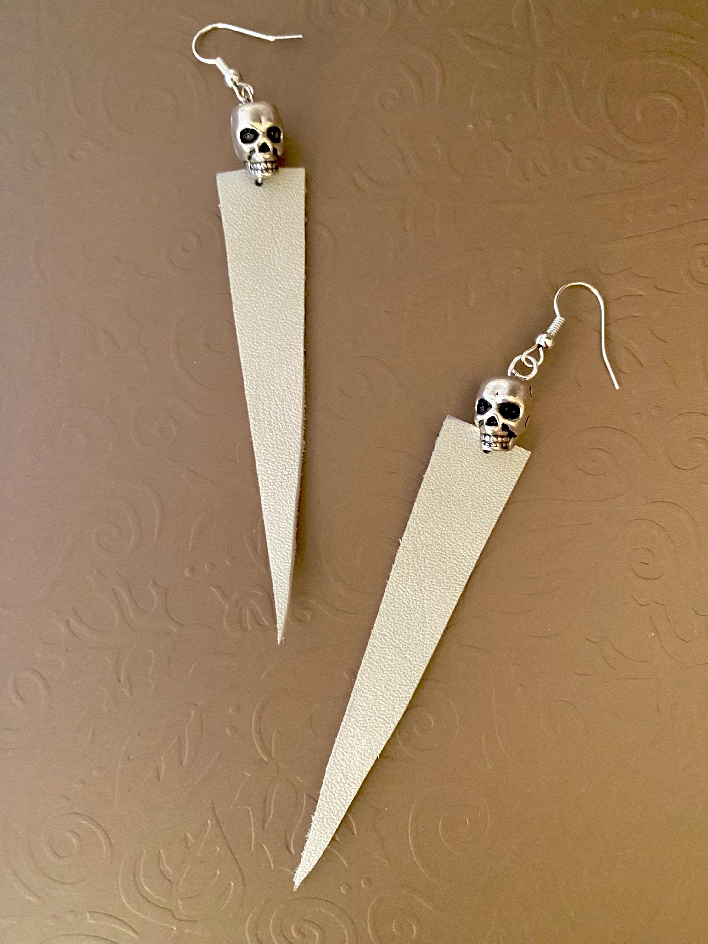 Day of the dead beige leather earrings, skull earrings, Halloween earrings, gifts for all, chic silver metal skull earrings, fall leather