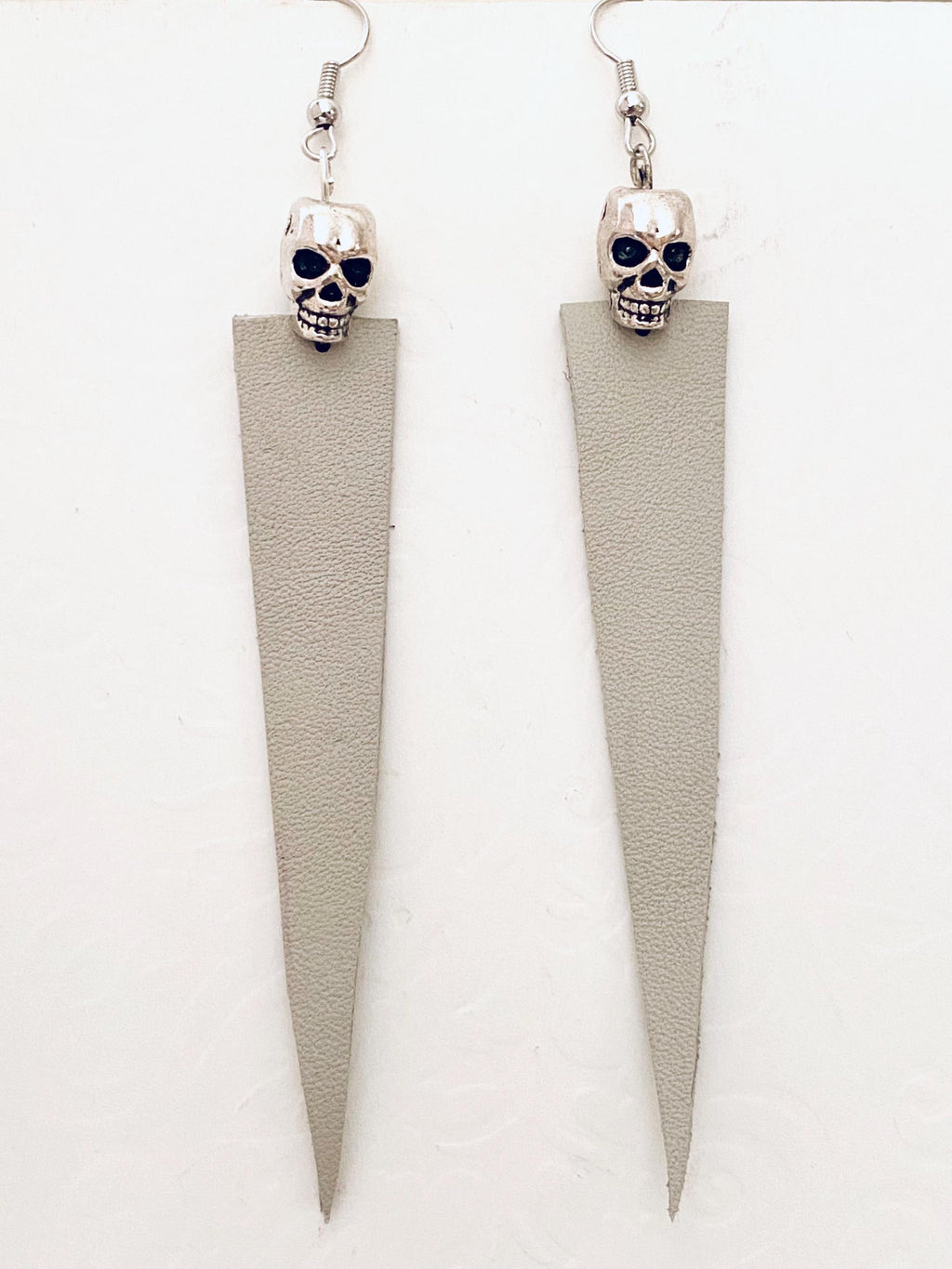 Day of the dead beige leather earrings, skull earrings, Halloween earrings, gifts for all, chic silver metal skull earrings, fall leather