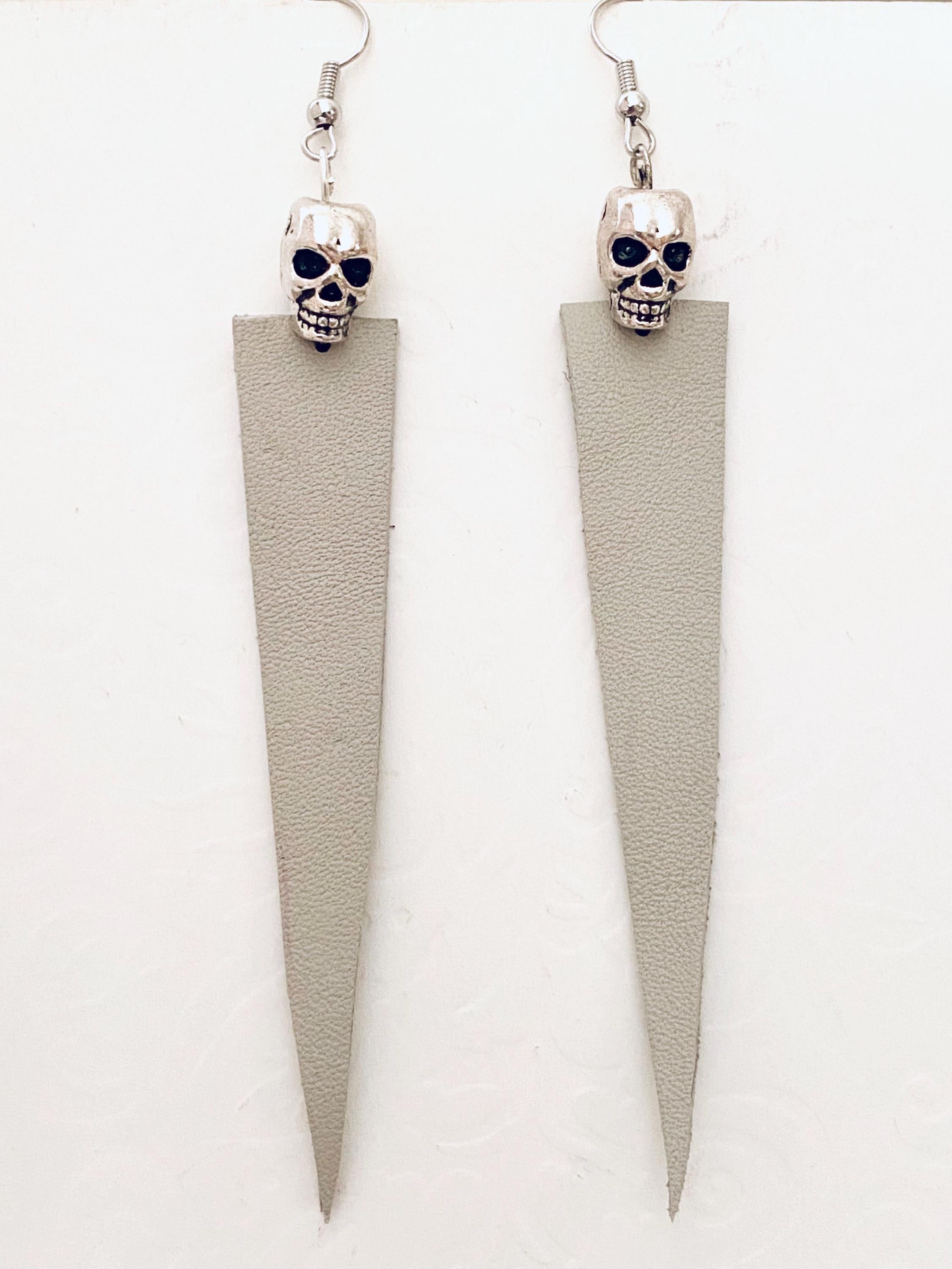 Day of the dead beige leather earrings, skull earrings, Halloween earrings, gifts for all, chic silver metal skull earrings, fall leather