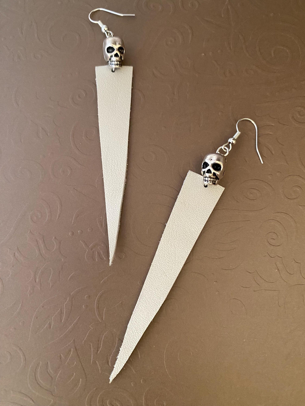Day of the dead beige leather earrings, skull earrings, Halloween earrings, gifts for all, chic silver metal skull earrings, fall leather
